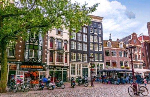Grachtengordel-Zuid Apartment | In the Heart of Old Amsterdam with Canal view