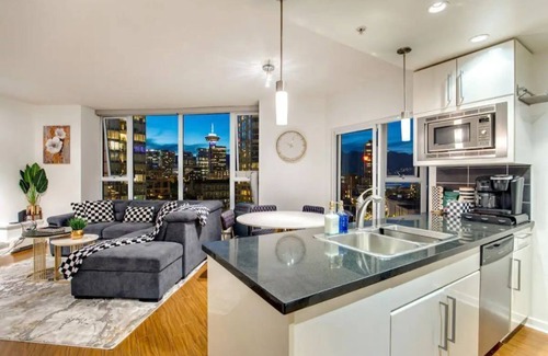 Crosstown Apartment | In the Heart of the City | 6 Sleeps | Pool & Sauna | Parking | Gym| Pool & Sauna