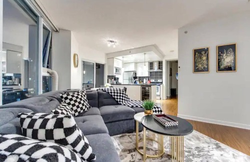 Crosstown Apartment | In the Heart of the City | 6 Sleeps | Pool & Sauna | Parking | Gym| Pool & Sauna
