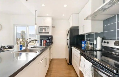 Crosstown Apartment | In the Heart of the City | 6 Sleeps | Pool & Sauna | Parking | Gym| Pool & Sauna