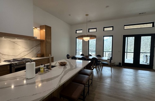 Athens Cabin | In the heart of the Solar Eclipse, Brand New 2024, Riverside Privacy in Nature.