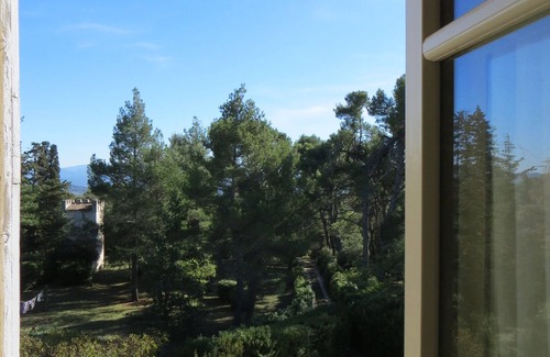 Pertuis Apartment | In the Luberon, apartment in a Provencal country house in the heart of the pine forest