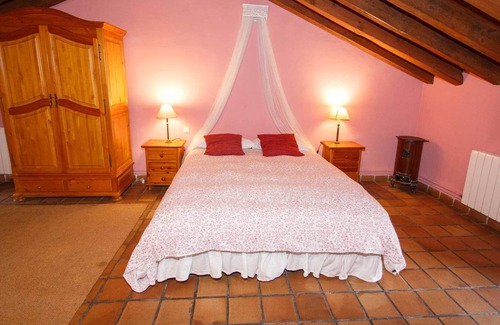 Pradena del Rincon House | In the middle of the Biosphere Reserve you will find the Cas Roble located in the heart of the town