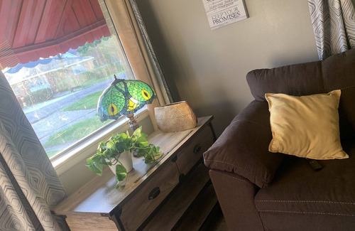 Metairie House | In The Middle!!