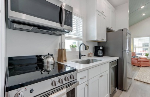 Thunderbolt Cottage | In The Pink - Sassy Cottage 5 min to SAV - 15 min to Beach by Lucky Savannah