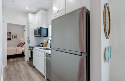 Thunderbolt Cottage | In The Pink - Sassy Cottage 5 min to SAV - 15 min to Beach by Lucky Savannah