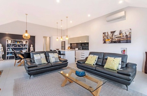 Port Fairy Apartment | In the very heart of Port Fairy - Chimneys on Bank