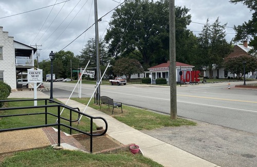 Powhatan House | In the Village Of Powhatan- walking distance to owners restaurant