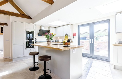 Shipton under Wychwood Cottage | In this stunning cottage, the serene country life of Cotswold awaits you.