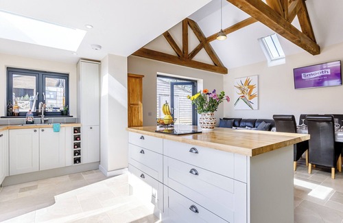 Shipton under Wychwood Cottage | In this stunning cottage, the serene country life of Cotswold awaits you.