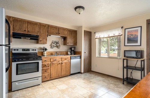 West Yellowstone House | In Town 1 Mile to Yellowstone- Huckleberry House