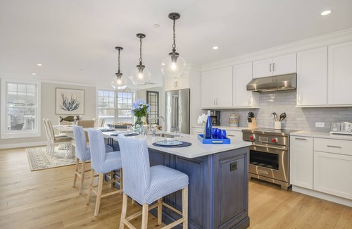 Harwich Port Condo | In town Location Walk to beach Pet Friendly AC WiFi Dolce Vita!