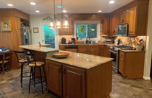 Grissom - Highland House | In-Town Mountaintop Luxury Home- Close to VT, Downtown & Shopping. Pet Friendly