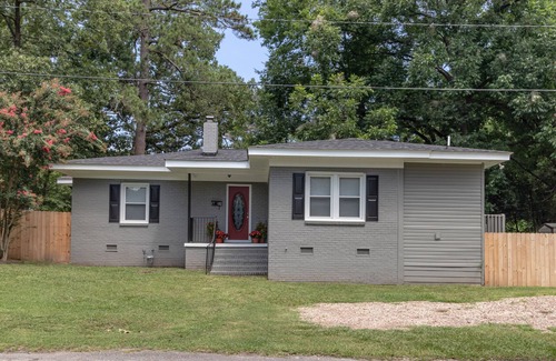 Forest Acres House | In-town retreat close to USC, Prisma Health and 2 min to MUSC
