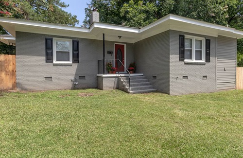 Forest Acres House | In-town retreat close to USC, Prisma Health and 2 min to MUSC