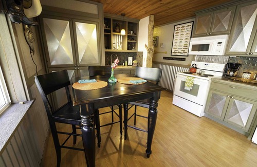 Riggins Apartment | Inbody Hideaway River Front Vacation Rental - Ease into Relaxation