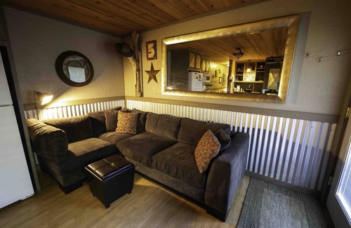Riggins Apartment | Inbody Hideaway River Front Vacation Rental - Ease into Relaxation