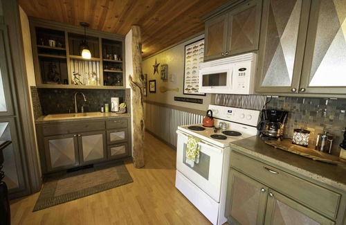 Riggins Apartment | Inbody Hideaway River Front Vacation Rental - Ease into Relaxation