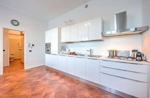 Arona Apartment | Incanto Sul Lago Pied Dans L' Eau, Arona, Italy