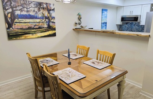 Saint Helena Island Condo | Includes Resort access & golf cart. See reviews. Pet considered. Fall for Fripp!
