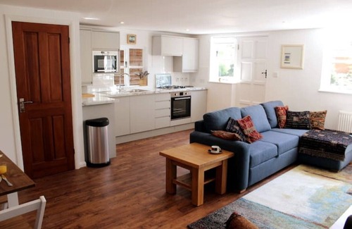 Cookham Dean Cottage | Inclusive, child-friendly, dogs welcome, garden area, near pubs/river/golf