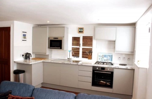 Cookham Dean Cottage | Inclusive, child-friendly, dogs welcome, garden area, near pubs/river/golf