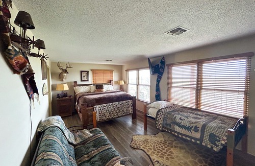 Meridian Cabin | Inclusive Texas Hunting Lodge on Secluded Exotic Ranch just South of Dallas
