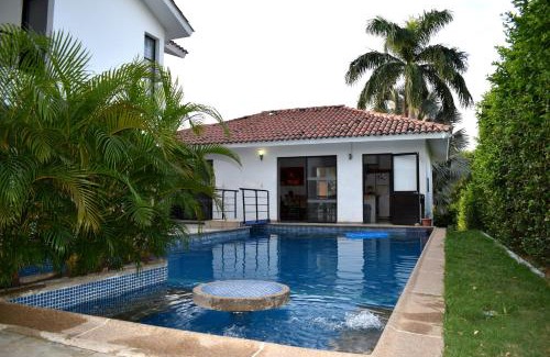 Girardot House | Incluye auxiliar doméstica PISCINA PRIVADA