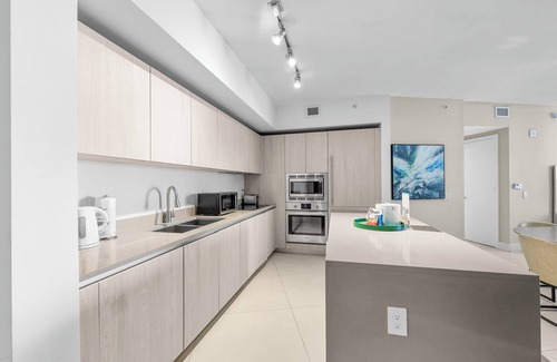 Hollywood South Central Beach Condo | Incredible 1BR Ocean View Retreat | Pool & Resort Access