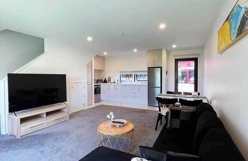 Riccarton House | Incredible Getaway by Hagley Park!