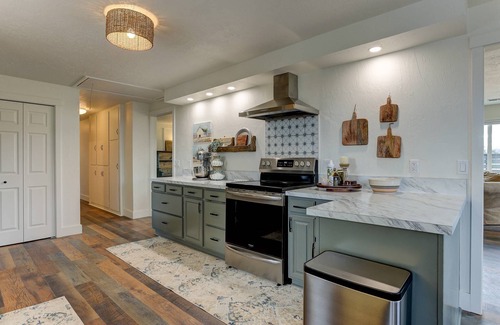 Redmond House | Incredible Historic Reindeer Ranch, Hot Tub, Dog Friendly, Chef's Kitchen, Huge Deck w/BBQ, & More
