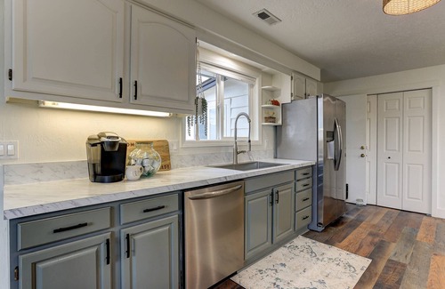 Redmond House | Incredible Historic Reindeer Ranch, Hot Tub, Dog Friendly, Chef's Kitchen, Huge Deck w/BBQ, & More