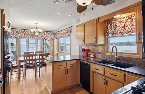 Forest Lake Cottage | Incredible Lake Views Only Steps Away from The Water