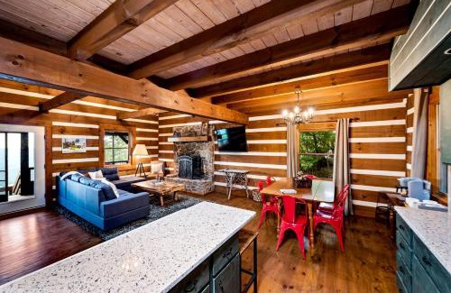 Mentone House | Incredible Log Cabin with Fireplace, Fire Pit and Hot-tub in Mentone, Alabama