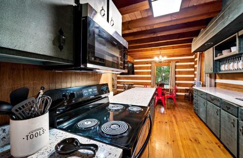 Mentone House | Incredible Log Cabin with Fireplace, Fire Pit and Hot-tub in Mentone, Alabama