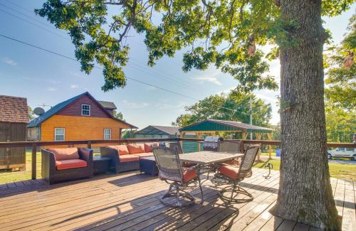 Vian House | Incredible Log Home 1 Mile from Lake Tenkiller