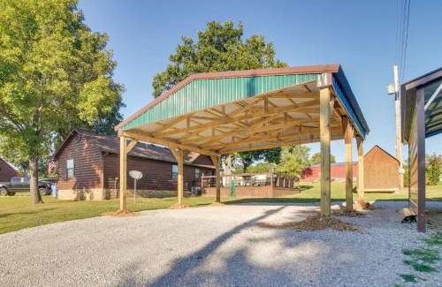 Vian House | Incredible Log Home 1 Mile from Lake Tenkiller