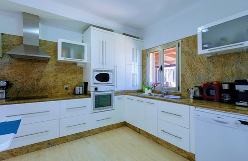 San Agustin Villa | Incredible luxury villa with an outstanding view of the sea and the mountains.