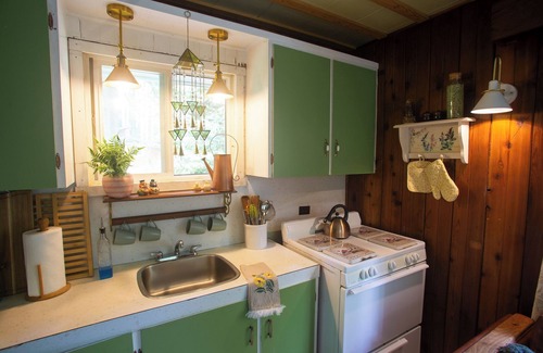 Marblemount Cabin | Incredible mountain views, off grid cottage sleeps 4