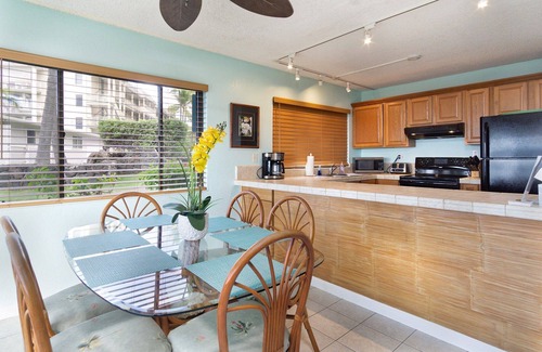 Historic Kailua Village Condo | Incredible & Spacious Oceanfront Condo 🏝️ Walking Distance to Beach and Town!🩴 Kona Reef D-8