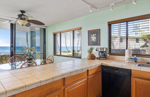 Historic Kailua Village Condo | Incredible & Spacious Oceanfront Condo 🏝️ Walking Distance to Beach and Town!🩴 Kona Reef D-8