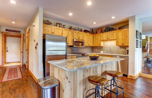 Sunriver House | Incredible Sunriver Retreat, Pet Friendly, Next to Pool and Golf Course, Hot Tub, BBQ