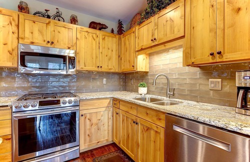 Sunriver House | Incredible Sunriver Retreat, Pet Friendly, Next to Pool and Golf Course, Hot Tub, BBQ