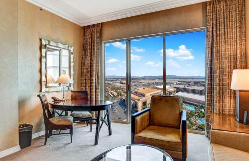 Las Vegas Apartment | Incredible Topgolf Pool Views MAIN