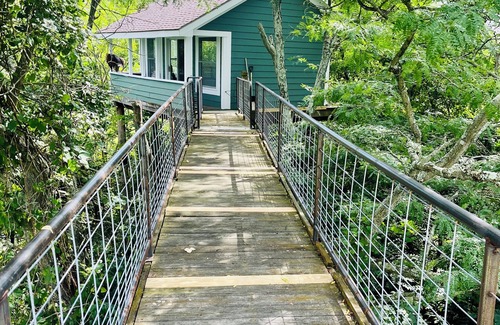 London Cottage | Incredible Treeline Views! The treehouse guest house, where the bison roam.