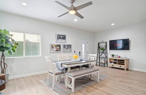 Midway City House | Incredible Value for 12 guests, New 3BR Home by Disneyland, Knott's, Beach