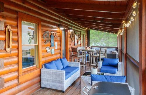 Sevierville House | Incredible Views l Family Friendly I Pool - Hot Tub