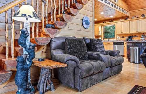 Blue Ridge Cabin | Incredible Views! Pet Friendly, Hot Tub, Fire Pit, Close to Lake!