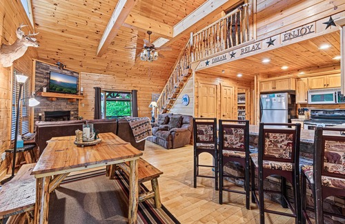 Blue Ridge Cabin | Incredible Views! Pet Friendly, Hot Tub, Fire Pit, Close to Lake!