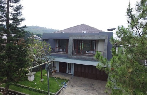 Bandung Villa | Indah 1 Golf Villa 4 bedroom with a private pool